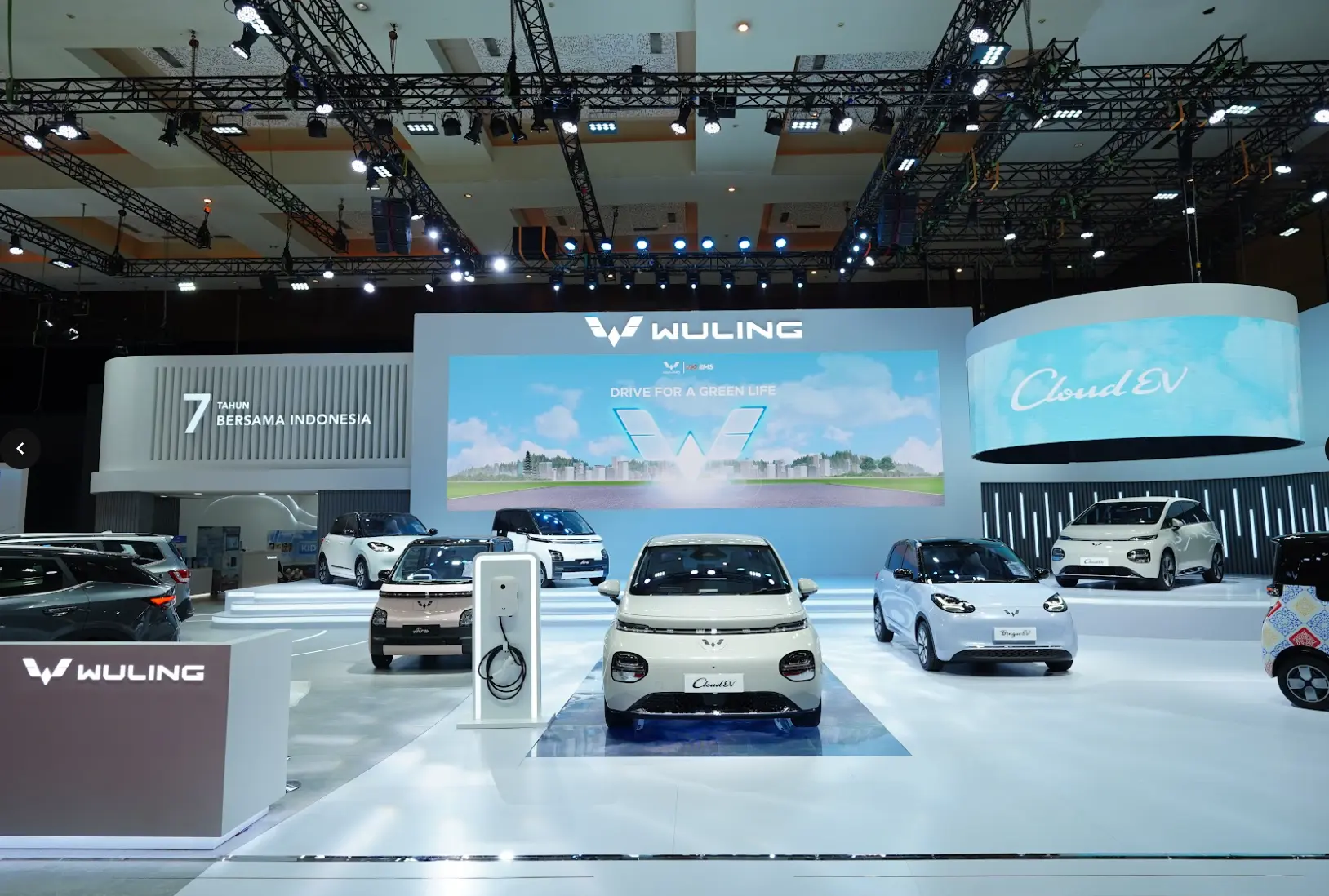 At the Indonesia International Motor Show 2024, Wuling participated with the theme 7 Tahun Bersama Indonesia